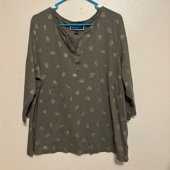🌿 Karen Scott Plus 2X Gold Leaf Print Henley Top Olive Green 3/4 Sleeve - Picture 1 of 8